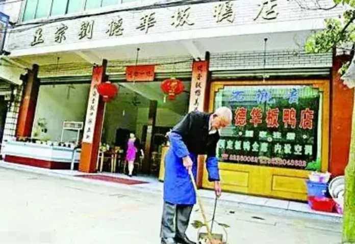 劉德華把一家「劉德華板鴨」店告上法庭，老闆：我一出生就叫劉德華，憑什麼讓我改名字