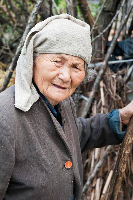 奶奶拿出「一金一銀手鐲」分給兩媳婦！大伯母「搶先拿走金色」媽媽分到銀色的… 10年後奶奶「彌留之際說出手鐲秘密」：媽媽才是贏家